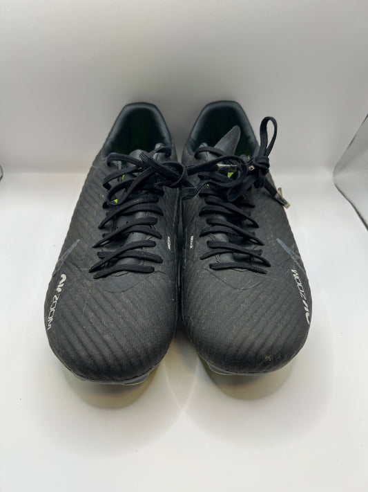 Nike Soccer Cleats 40.5 Black with neon yellow accents