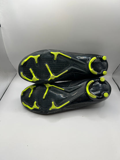 Nike Soccer Cleats 40.5 Black with neon yellow accents
